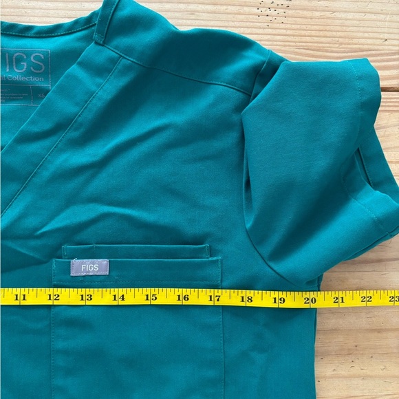 Figs Women's Green V-Neck Short Sleeve Top - Picture 6 of 10